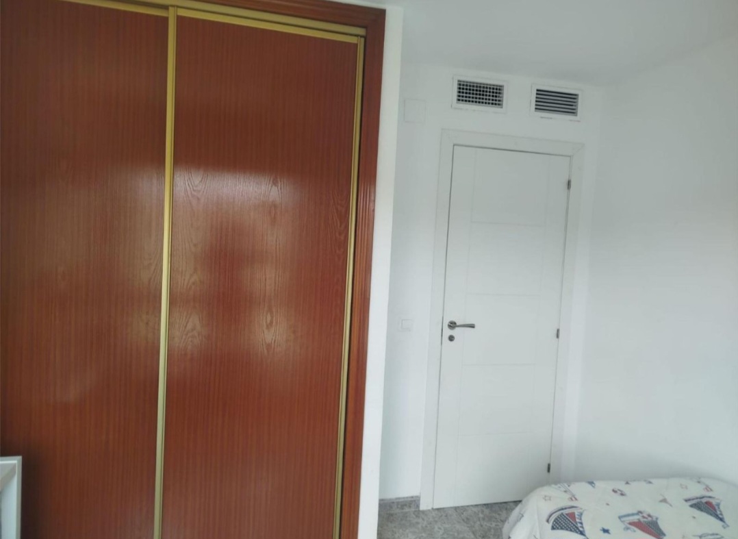 Amplio piso de 4 dormitorios con terraza, piscina y orientación sur en Vélez-Málaga