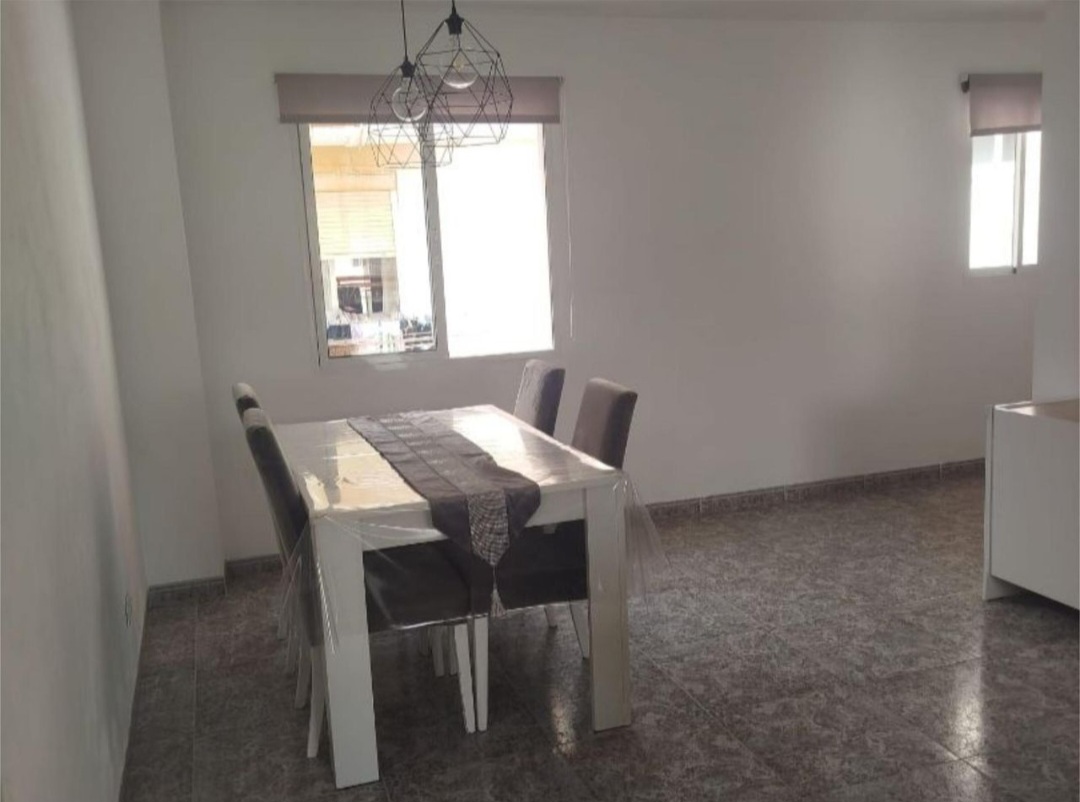 Amplio piso de 4 dormitorios con terraza, piscina y orientación sur en Vélez-Málaga