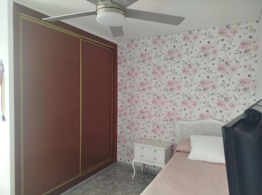 Amplio piso de 4 dormitorios con terraza, piscina y orientación sur en Vélez-Málaga