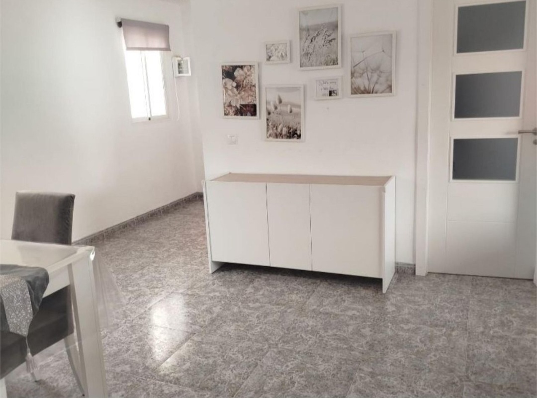 Amplio piso de 4 dormitorios con terraza, piscina y orientación sur en Vélez-Málaga