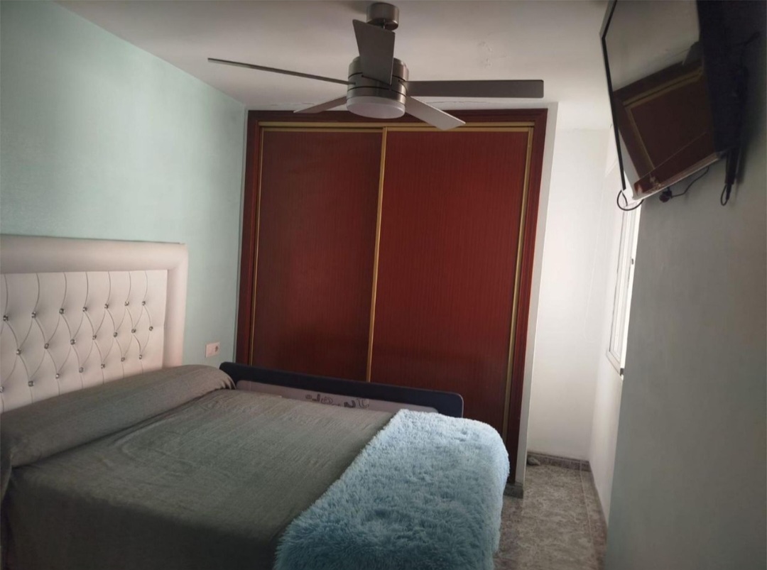 Amplio piso de 4 dormitorios con terraza, piscina y orientación sur en Vélez-Málaga