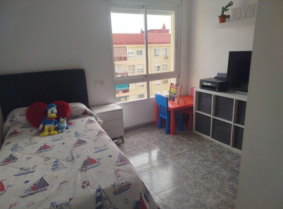 Amplio piso de 4 dormitorios con terraza, piscina y orientación sur en Vélez-Málaga