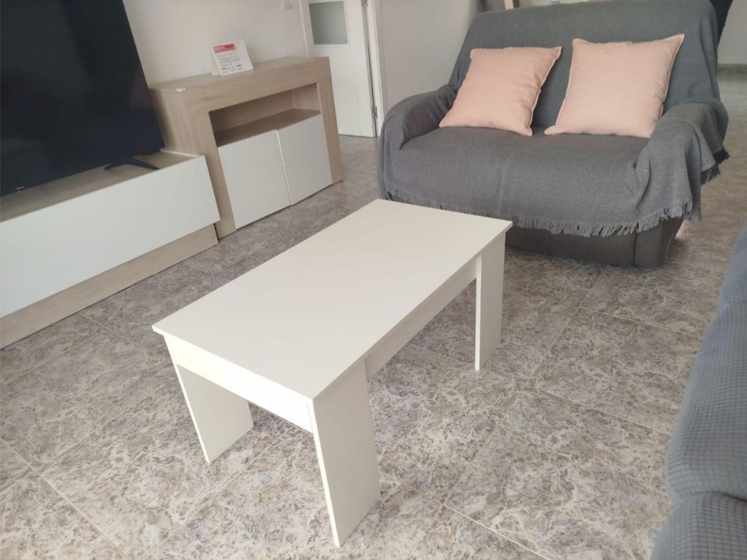 Amplio piso de 4 dormitorios con terraza, piscina y orientación sur en Vélez-Málaga