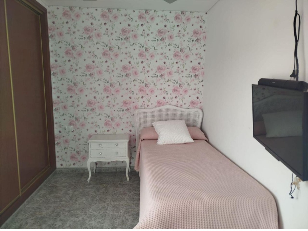 Amplio piso de 4 dormitorios con terraza, piscina y orientación sur en Vélez-Málaga