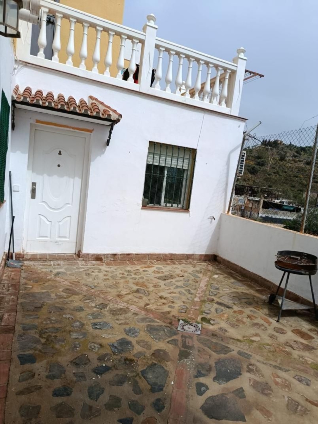 Chalet independiente reformado con dos viviendas, jardín y amplias terrazas en Olias