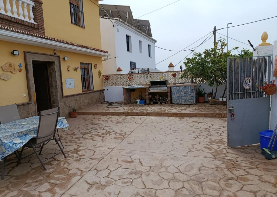 Chalet independiente reformado con dos viviendas, jardín y amplias terrazas en Olias