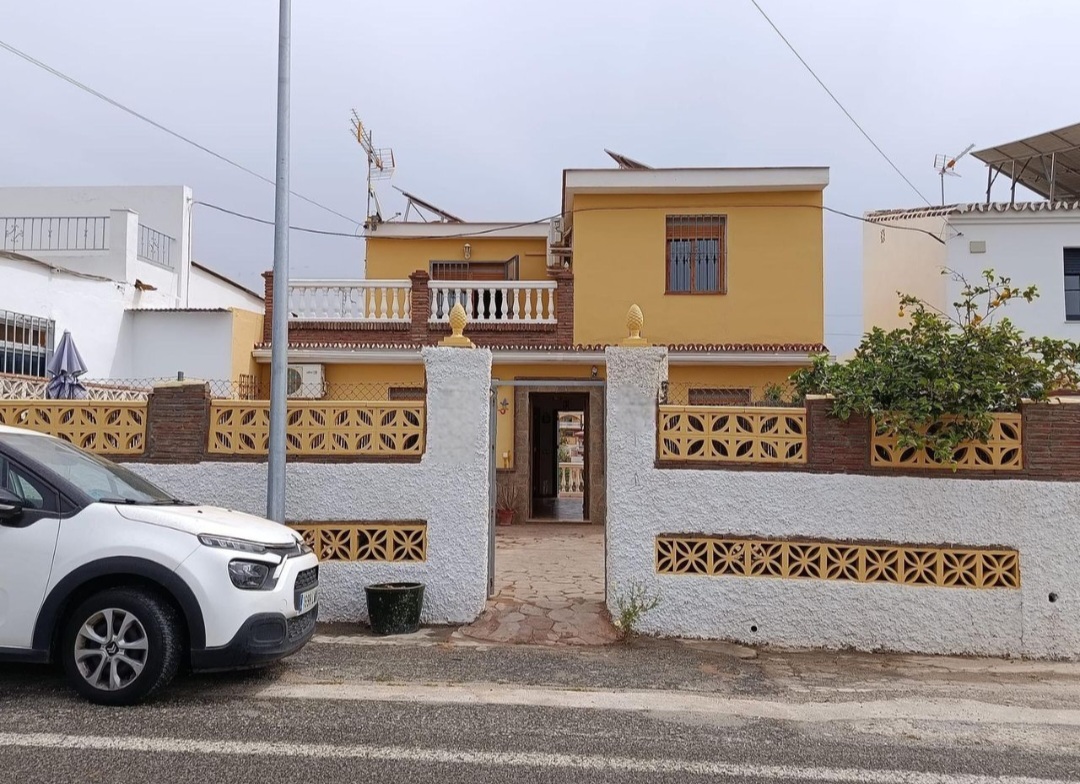 Chalet independiente reformado con dos viviendas, jardín y amplias terrazas en Olias