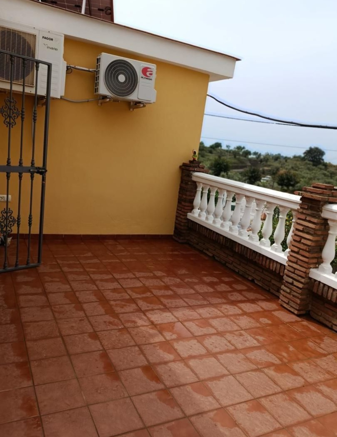 Chalet independiente reformado con dos viviendas, jardín y amplias terrazas en Olias