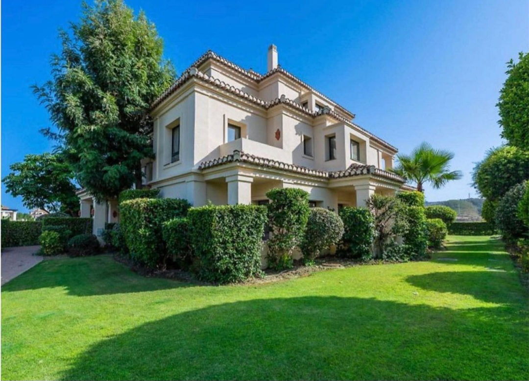 Exclusivo Bajo de Esquina en Capanes del Golf, Benahavís