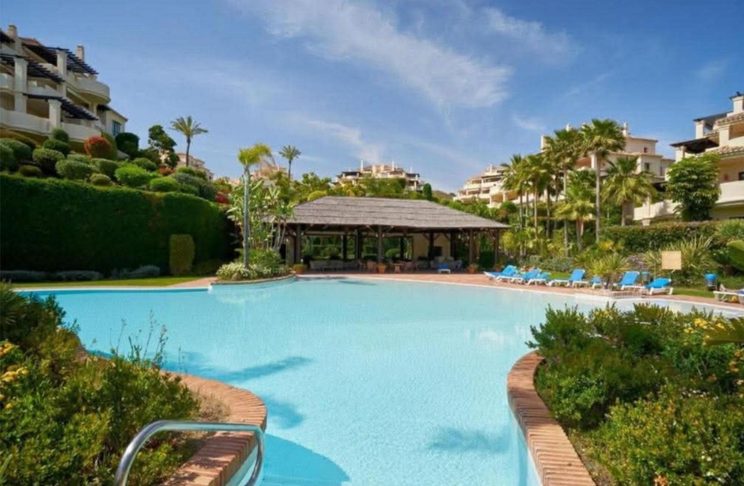 Exclusivo Bajo de Esquina en Capanes del Golf, Benahavís