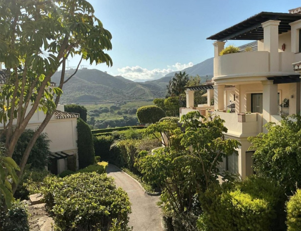 Exclusivo Bajo de Esquina en Capanes del Golf, Benahavís