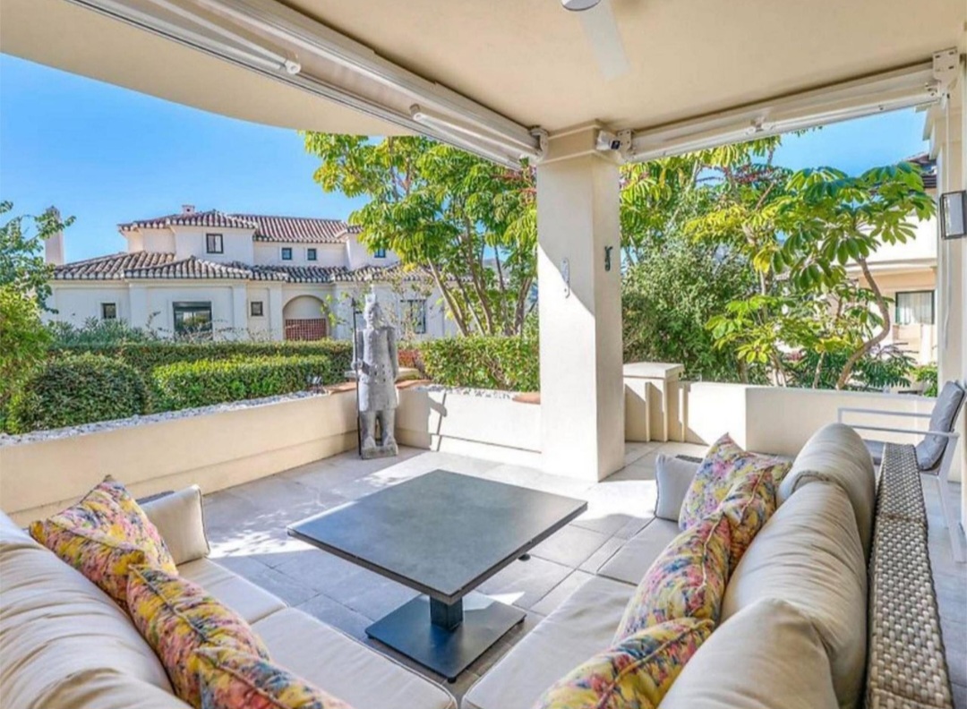 Exclusivo Bajo de Esquina en Capanes del Golf, Benahavís