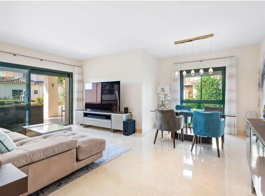 Exclusivo Bajo de Esquina en Capanes del Golf, Benahavís