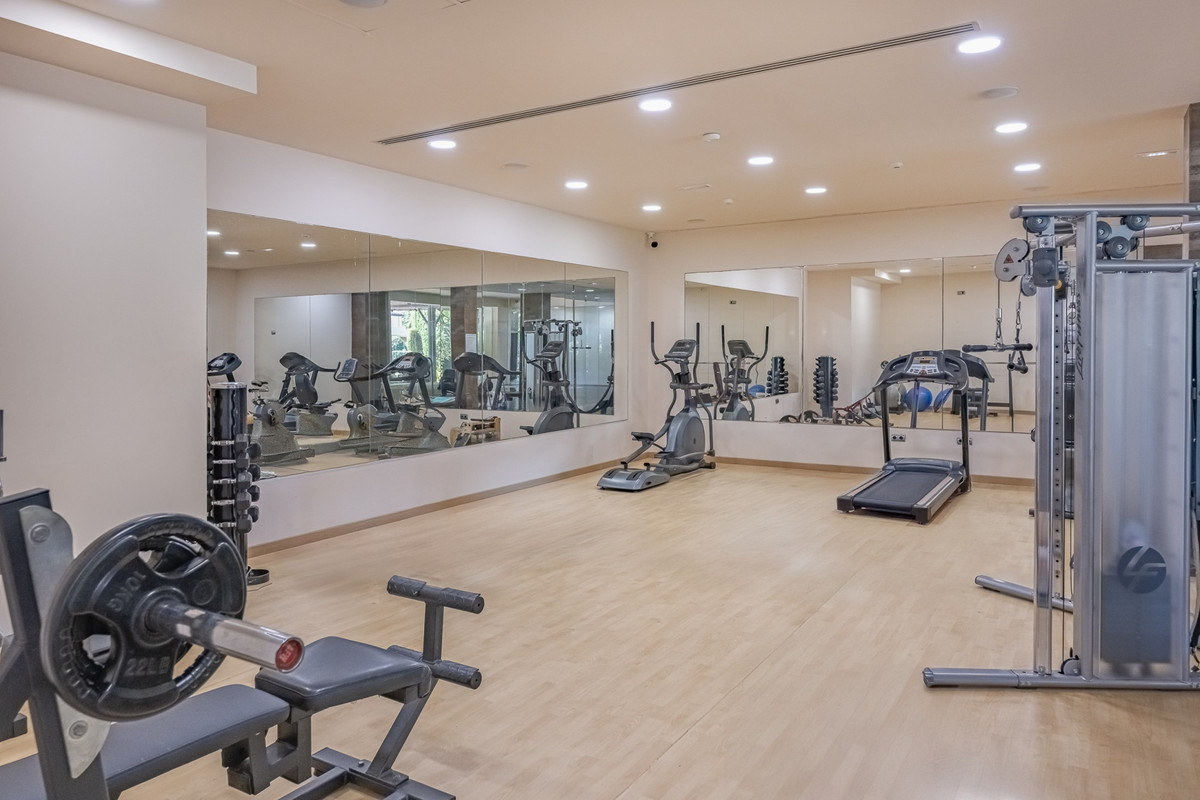 Exclusivo Bajo de Esquina en Capanes del Golf, Benahavís