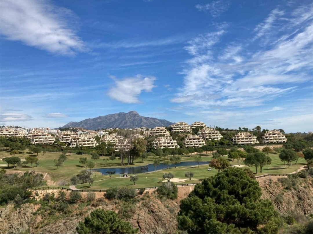 Exclusivo Bajo de Esquina en Capanes del Golf, Benahavís