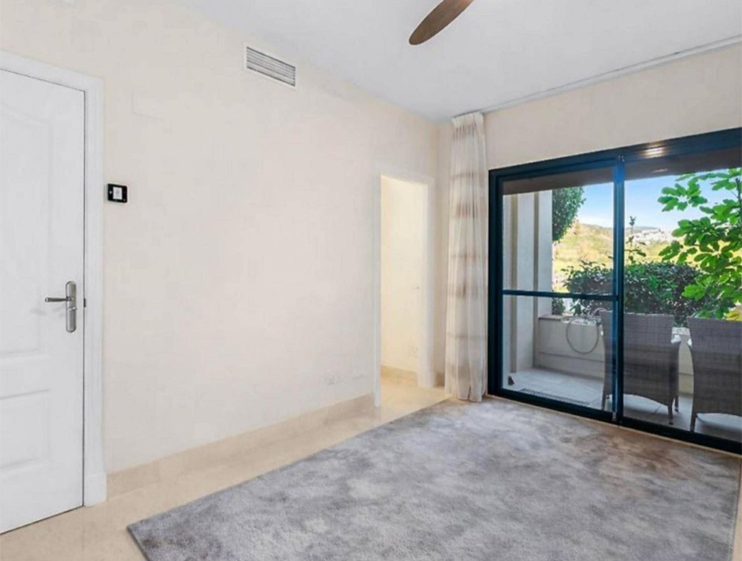 Exclusivo Bajo de Esquina en Capanes del Golf, Benahavís