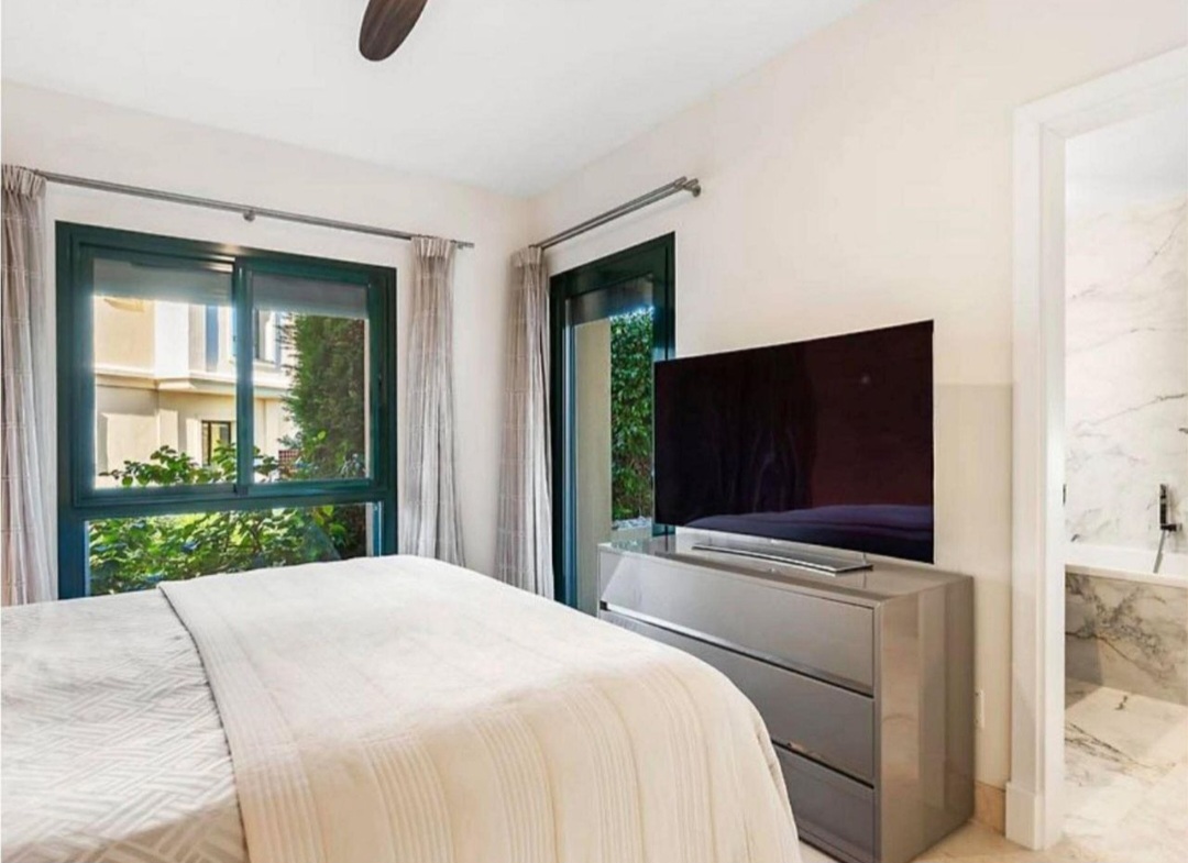 Exclusivo Bajo de Esquina en Capanes del Golf, Benahavís