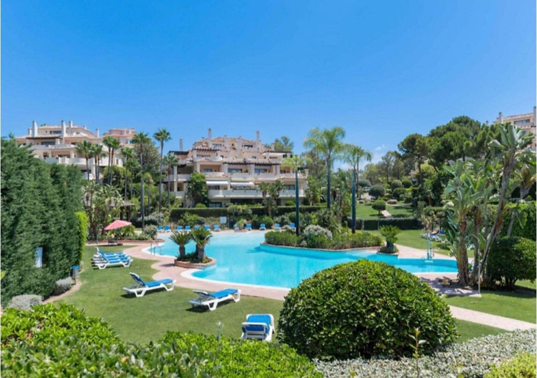 Exclusivo Bajo de Esquina en Capanes del Golf, Benahavís