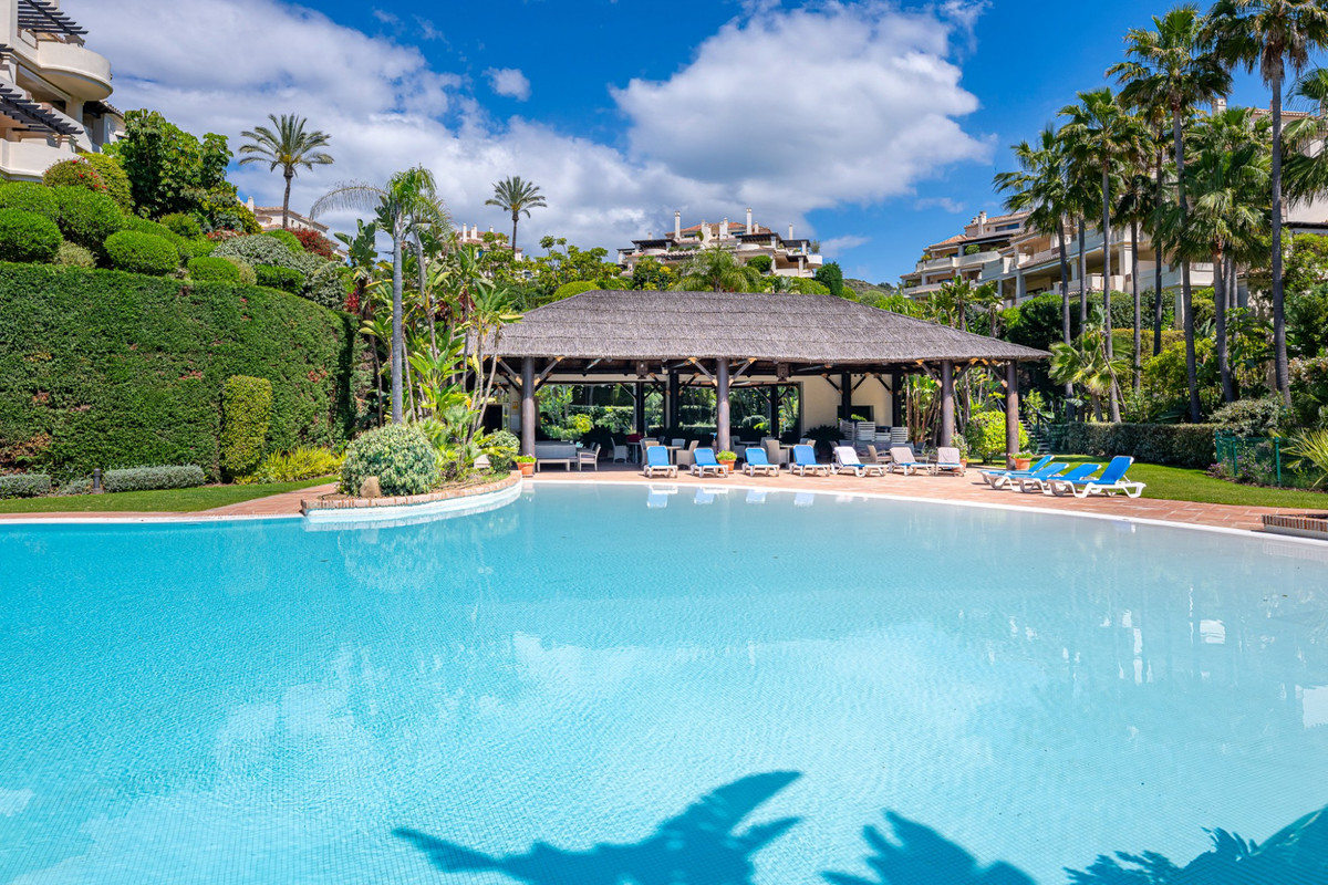 Exclusivo Bajo de Esquina en Capanes del Golf, Benahavís