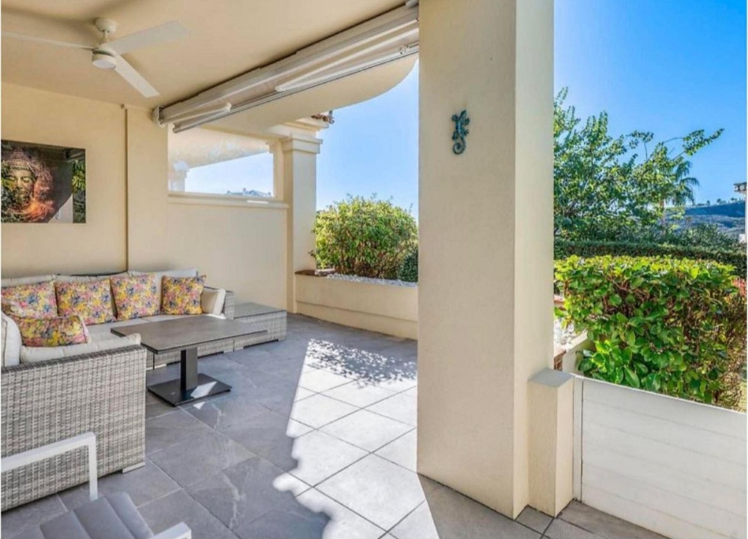 Exclusivo Bajo de Esquina en Capanes del Golf, Benahavís