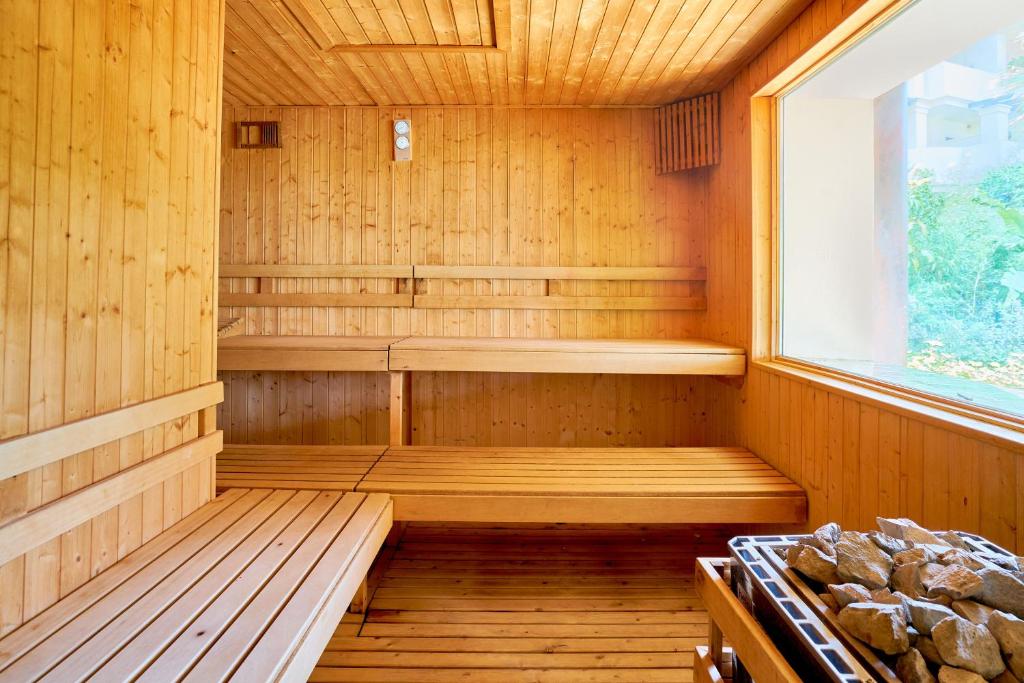 Exclusivo Bajo de Esquina en Capanes del Golf, Benahavís