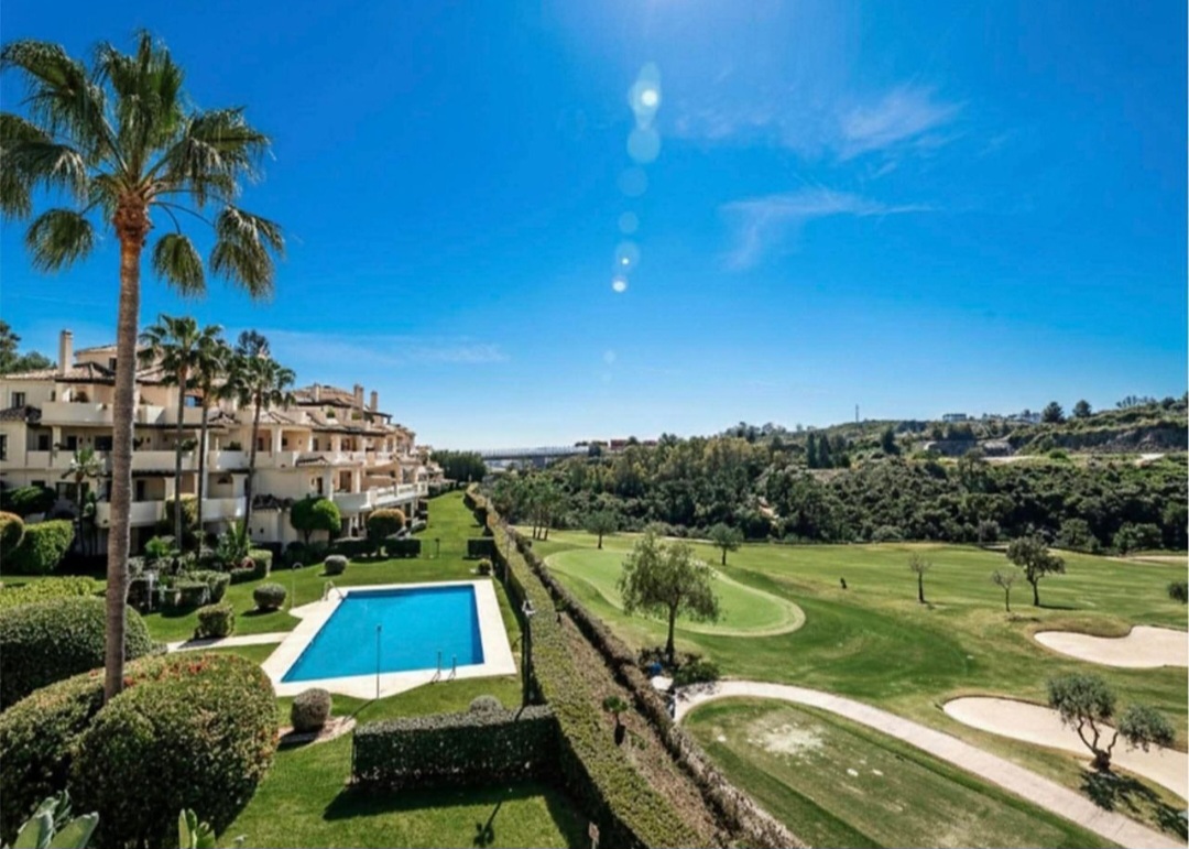 Exclusivo Bajo de Esquina en Capanes del Golf, Benahavís