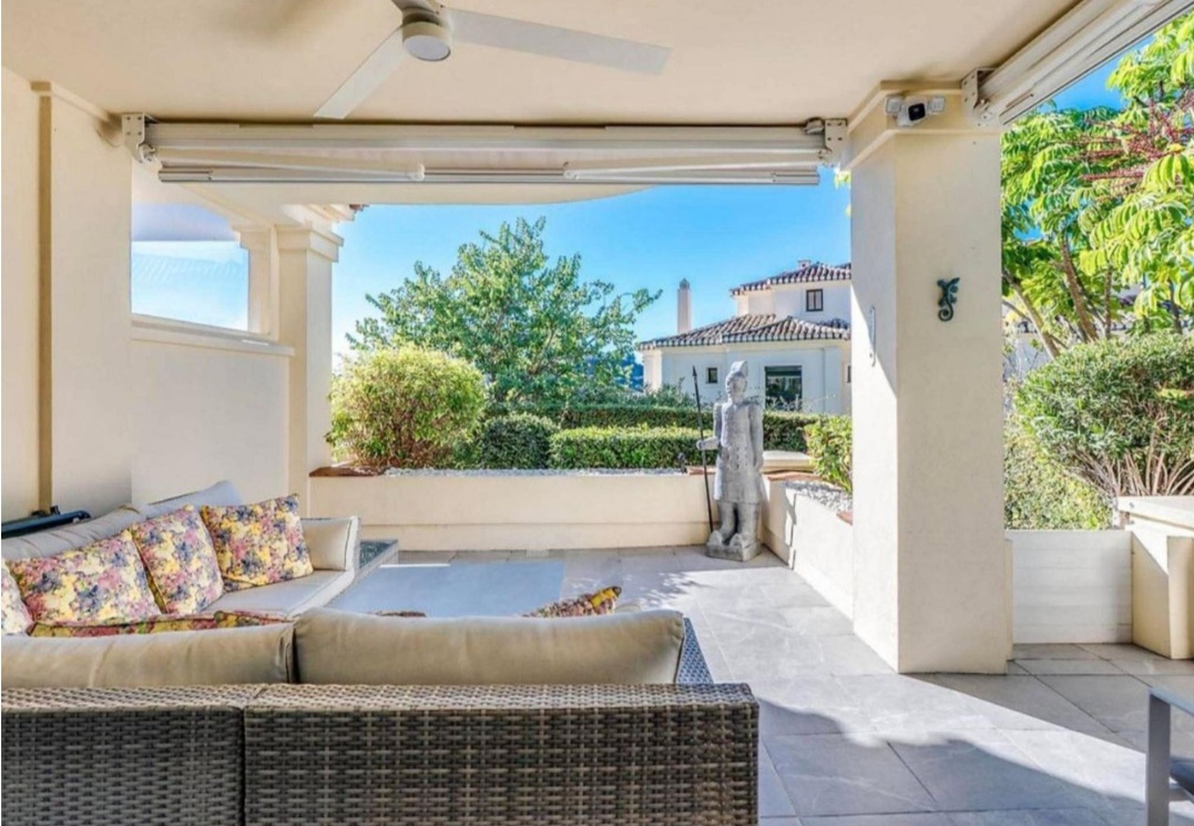 Exclusivo Bajo de Esquina en Capanes del Golf, Benahavís