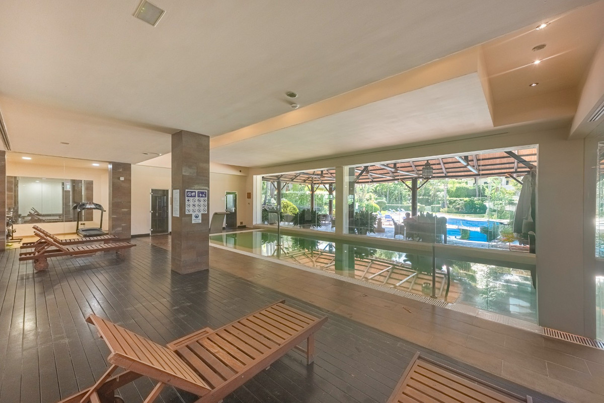 Exclusivo Bajo de Esquina en Capanes del Golf, Benahavís