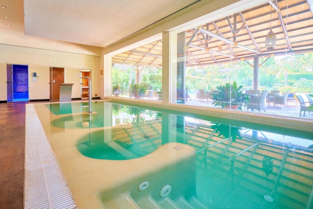 Exclusivo Bajo de Esquina en Capanes del Golf, Benahavís