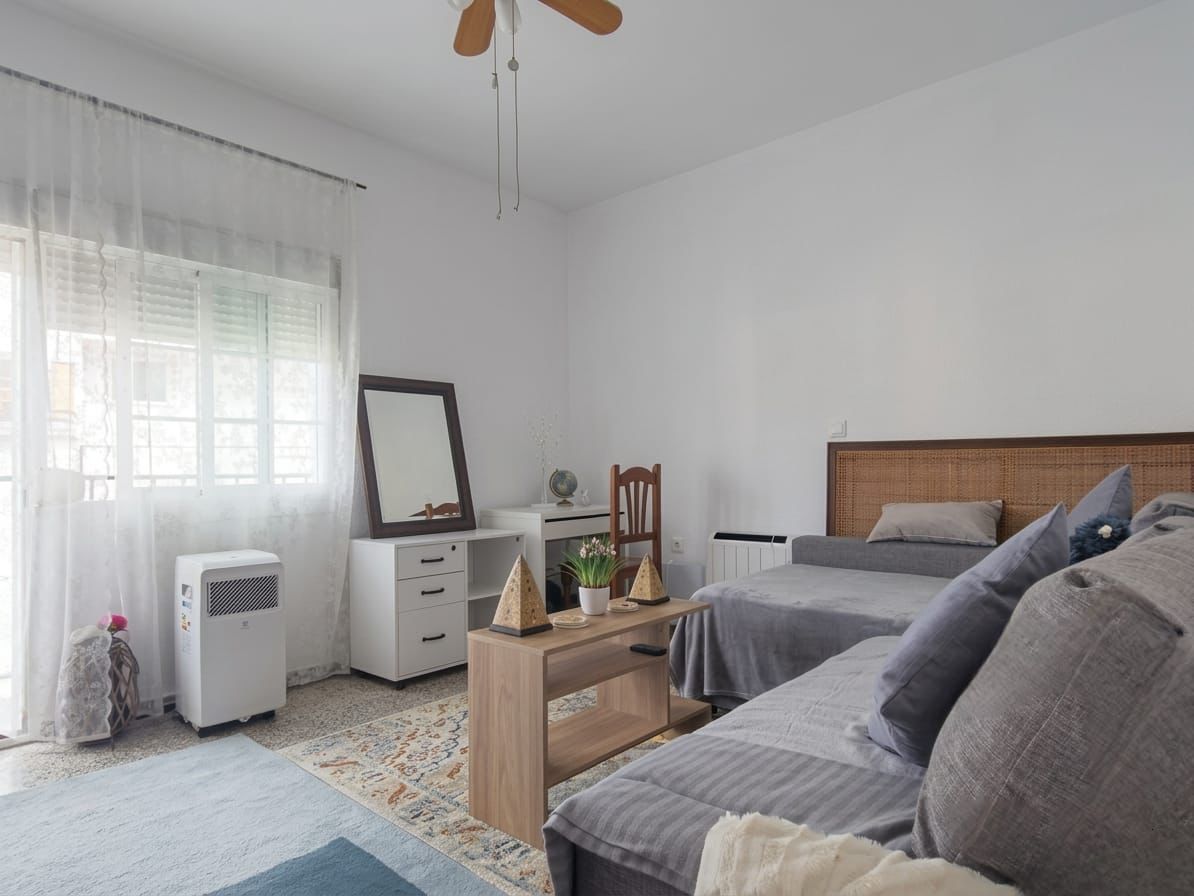 TRADICIÓN Y DISEÑO CONTEMPORÁNEO CON SOLÁRIUM Y VISTAS AL VALLE EN EL CORAZÓN DE ALHAURÍN