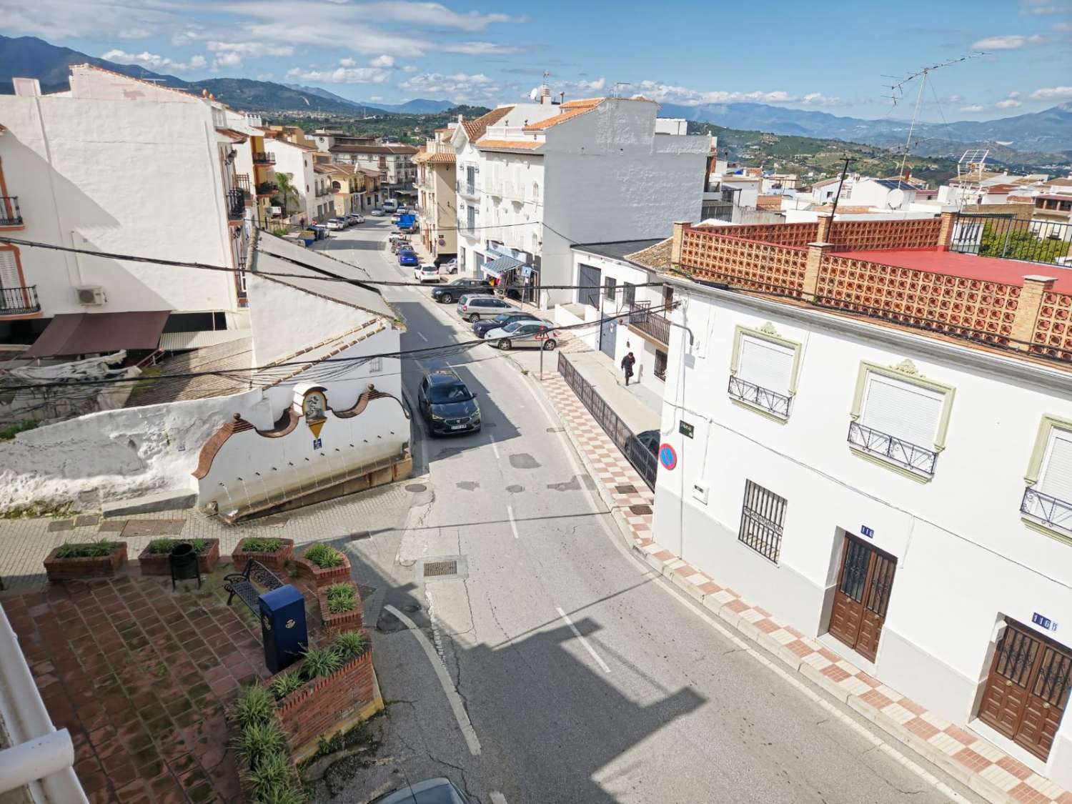 TRADICIÓN Y DISEÑO CONTEMPORÁNEO CON SOLÁRIUM Y VISTAS AL VALLE EN EL CORAZÓN DE ALHAURÍN