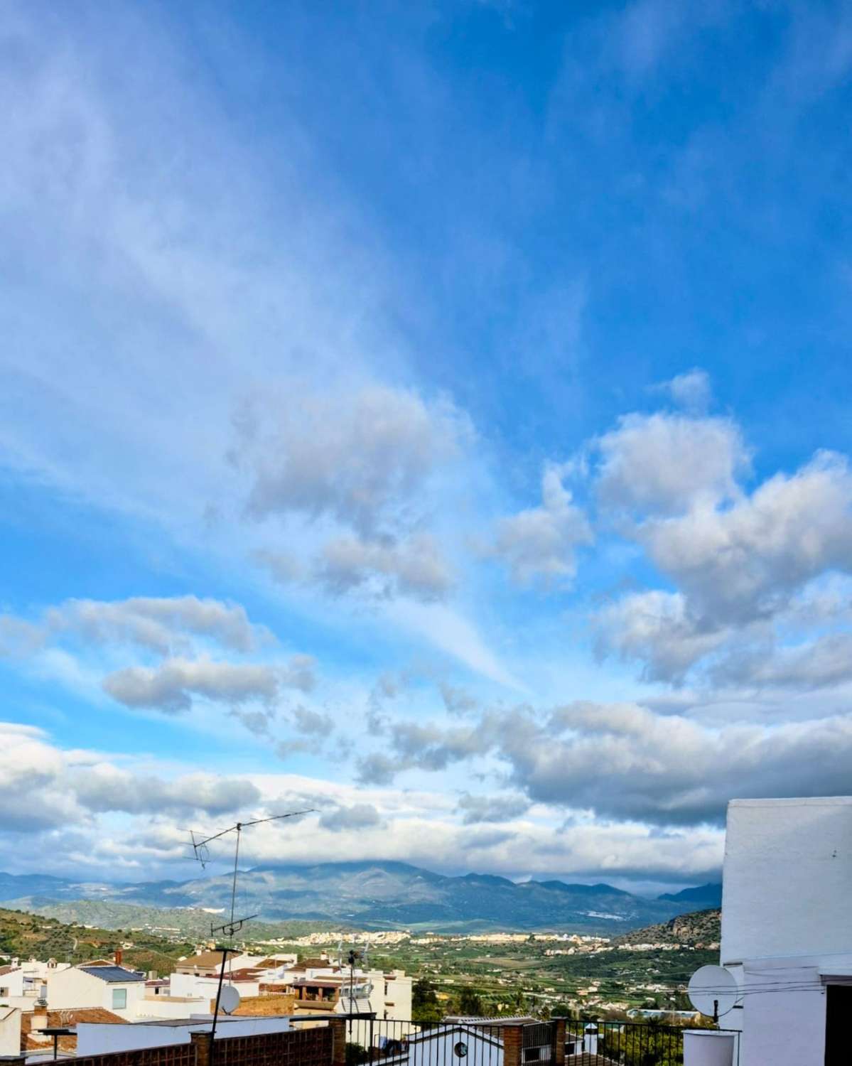 TRADICIÓN Y DISEÑO CONTEMPORÁNEO CON SOLÁRIUM Y VISTAS AL VALLE EN EL CORAZÓN DE ALHAURÍN