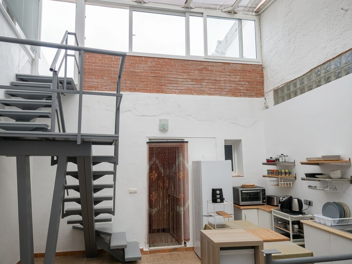 TRADICIÓN Y DISEÑO CONTEMPORÁNEO CON SOLÁRIUM Y VISTAS AL VALLE EN EL CORAZÓN DE ALHAURÍN