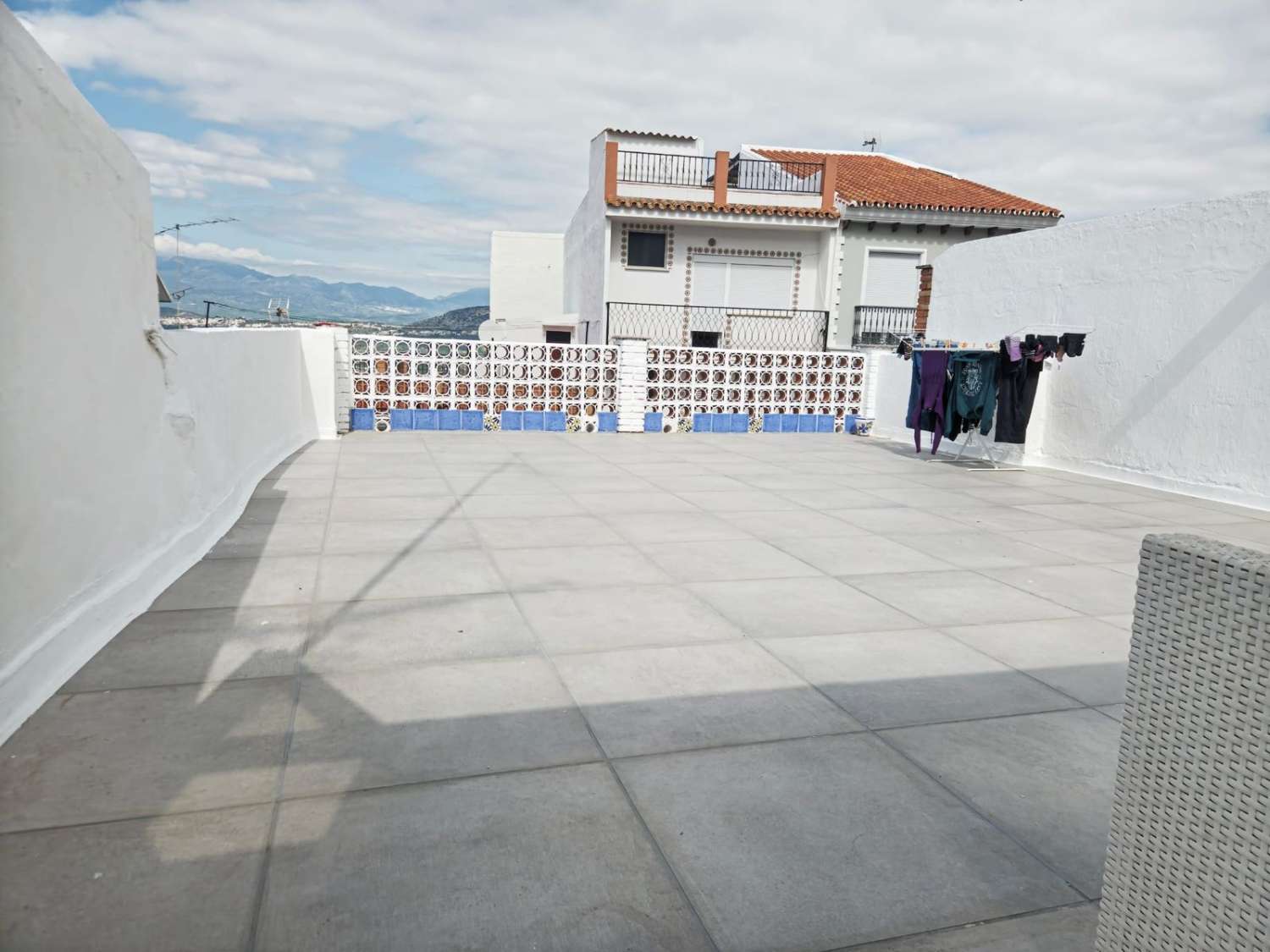 TRADICIÓN Y DISEÑO CONTEMPORÁNEO CON SOLÁRIUM Y VISTAS AL VALLE EN EL CORAZÓN DE ALHAURÍN