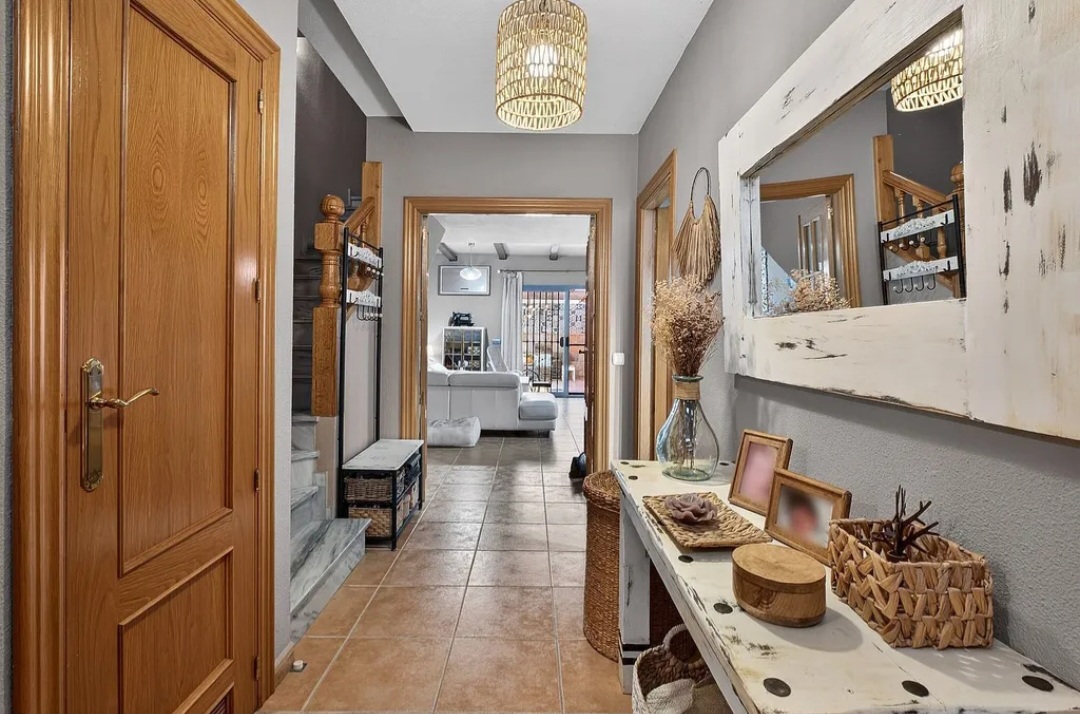 Impresionante chalet adosado en urbanización exclusiva con piscina en Capellanía, Alhaurín de la Torre