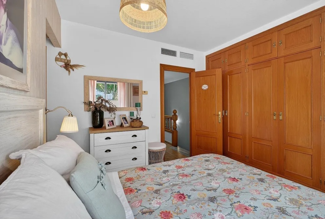 Impresionante chalet adosado en urbanización exclusiva con piscina en Capellanía, Alhaurín de la Torre