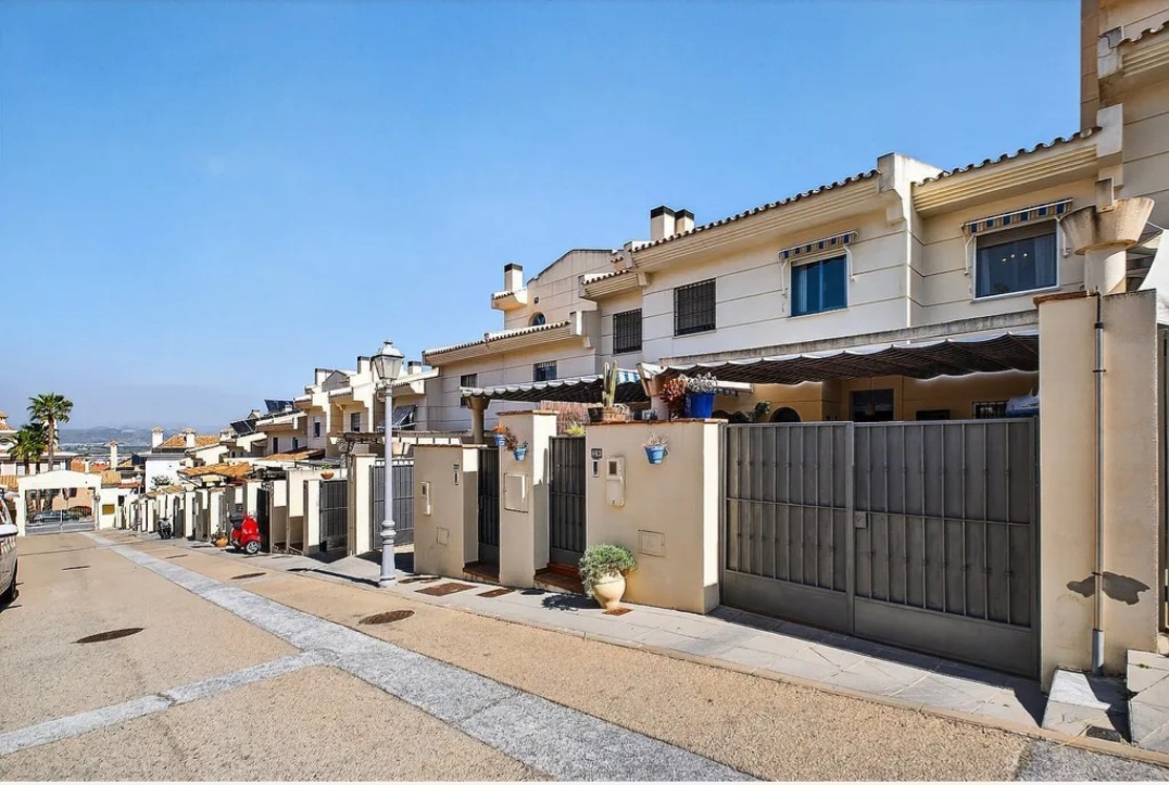 Impresionante chalet adosado en urbanización exclusiva con piscina en Capellanía, Alhaurín de la Torre