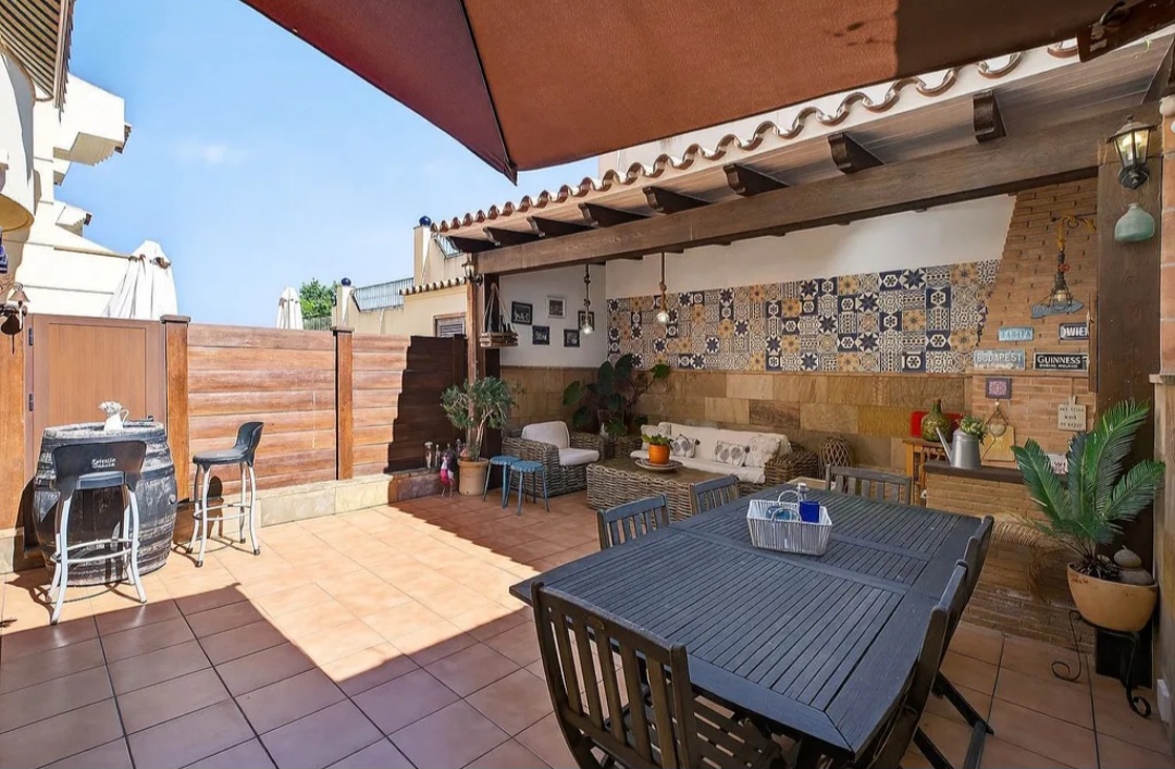 Impresionante chalet adosado en urbanización exclusiva con piscina en Capellanía, Alhaurín de la Torre