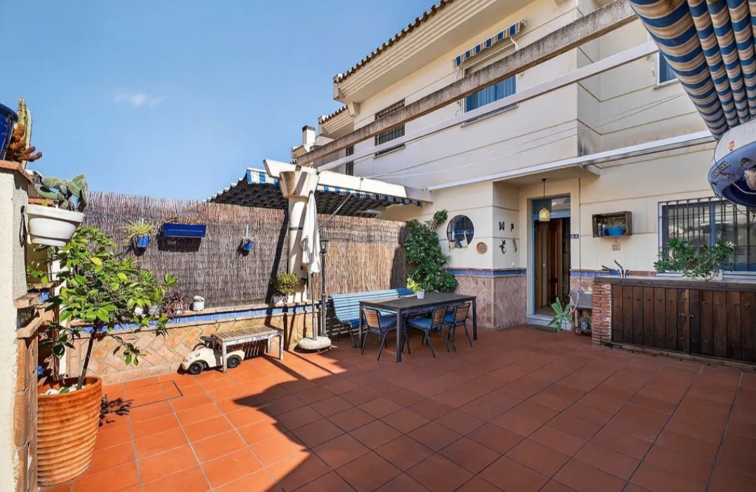 Impresionante chalet adosado en urbanización exclusiva con piscina en Capellanía, Alhaurín de la Torre