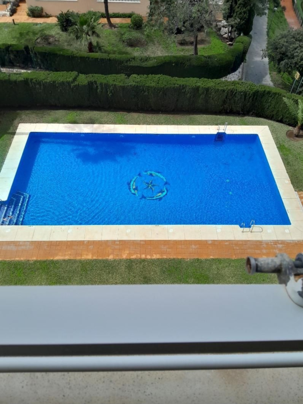 Vivienda en urbanización privada con piscina, garaje y excelentes vistas al mar y montaña