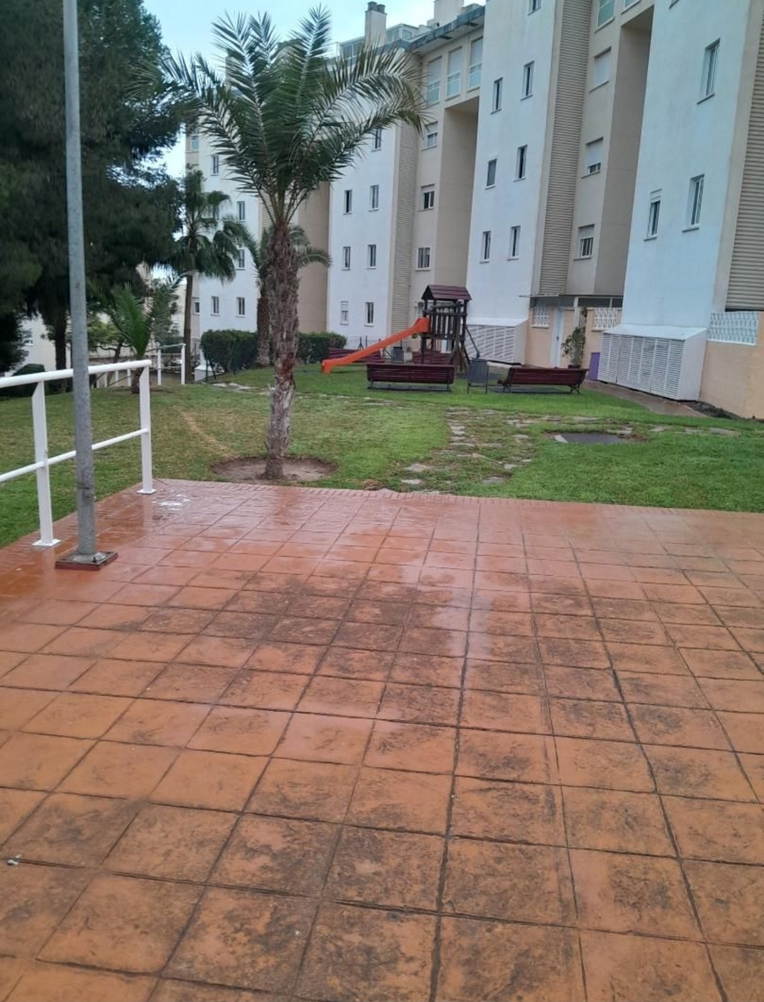 Vivienda en urbanización privada con piscina, garaje y excelentes vistas al mar y montaña
