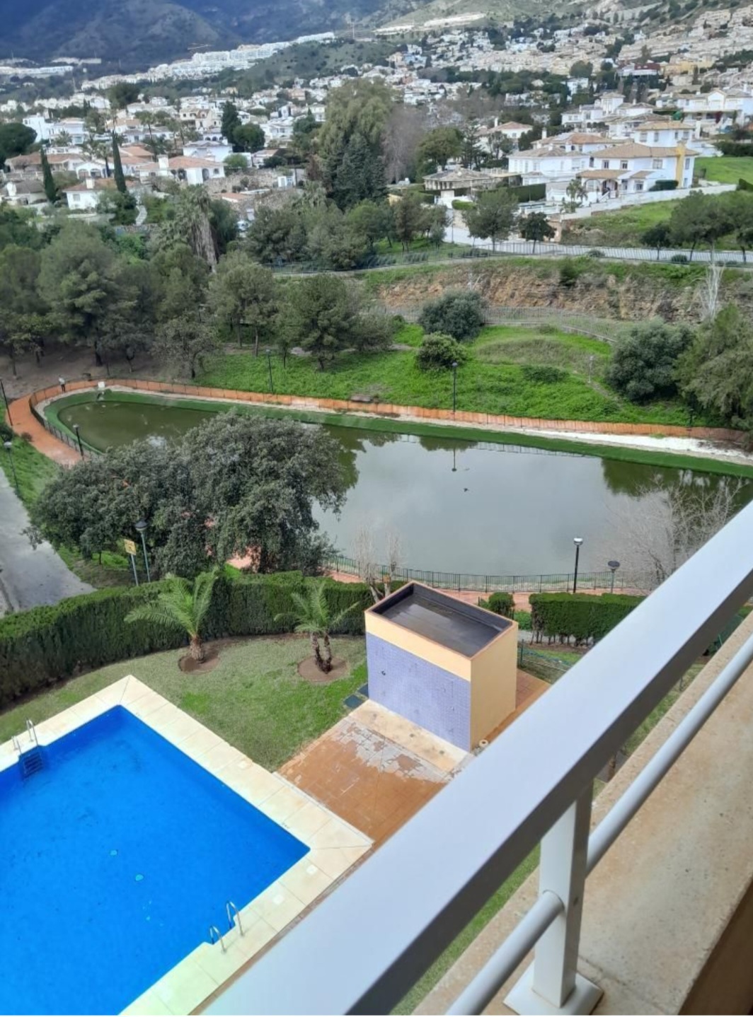 Vivienda en urbanización privada con piscina, garaje y excelentes vistas al mar y montaña