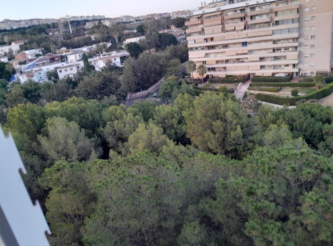 Vivienda en urbanización privada con piscina, garaje y excelentes vistas al mar y montaña