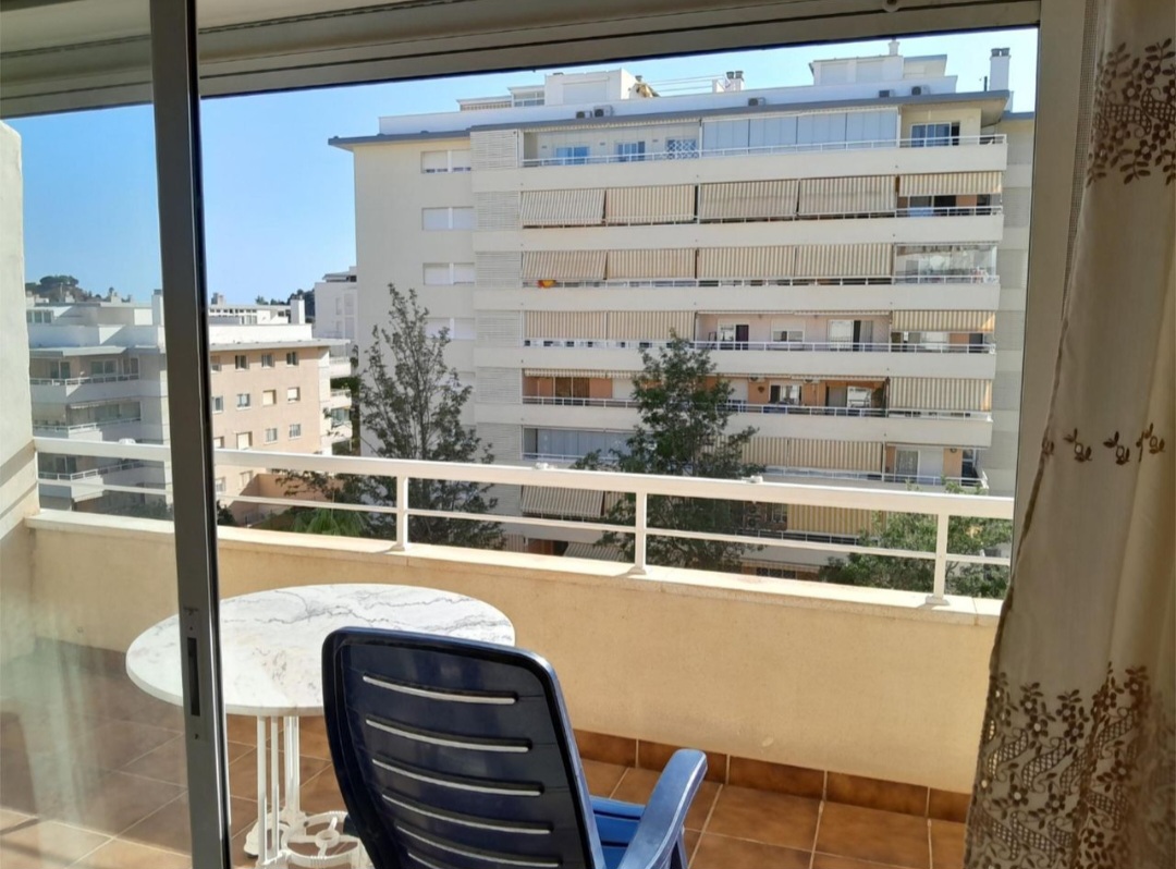 Vivienda en urbanización privada con piscina, garaje y excelentes vistas al mar y montaña