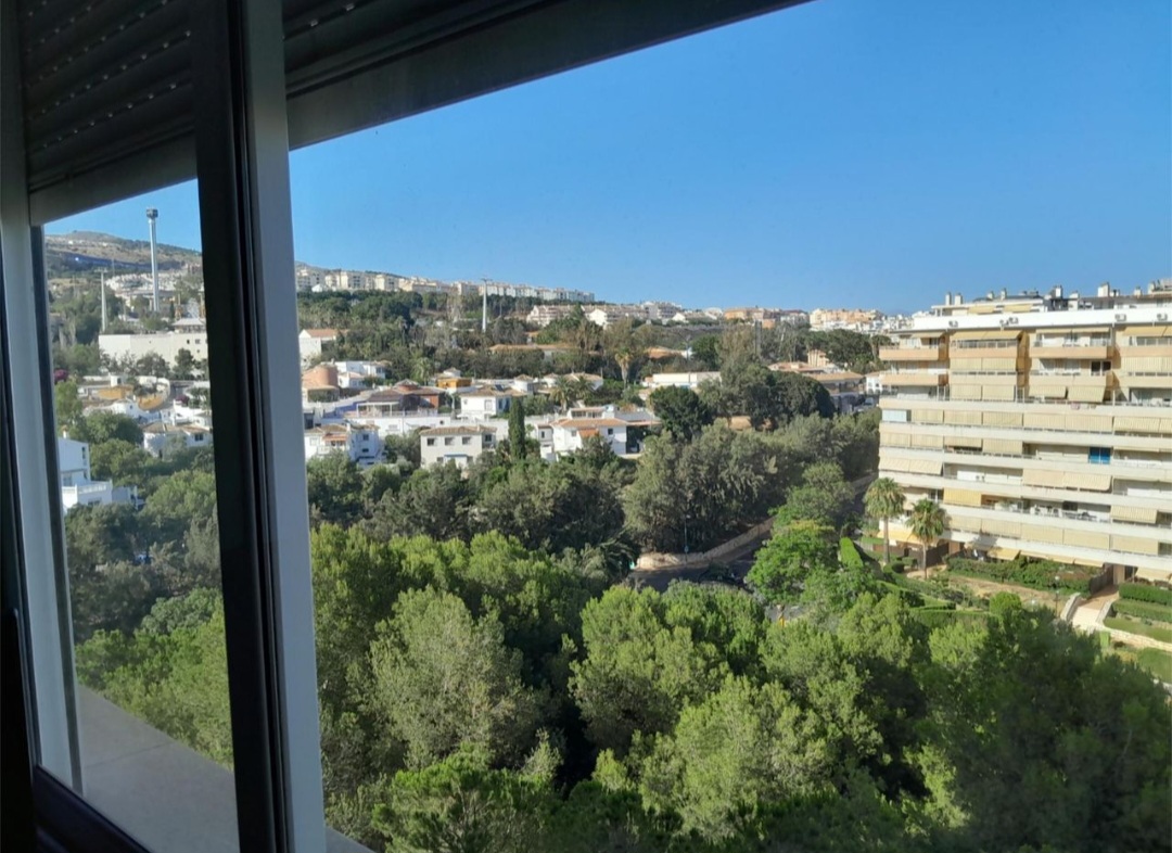 Vivienda en urbanización privada con piscina, garaje y excelentes vistas al mar y montaña