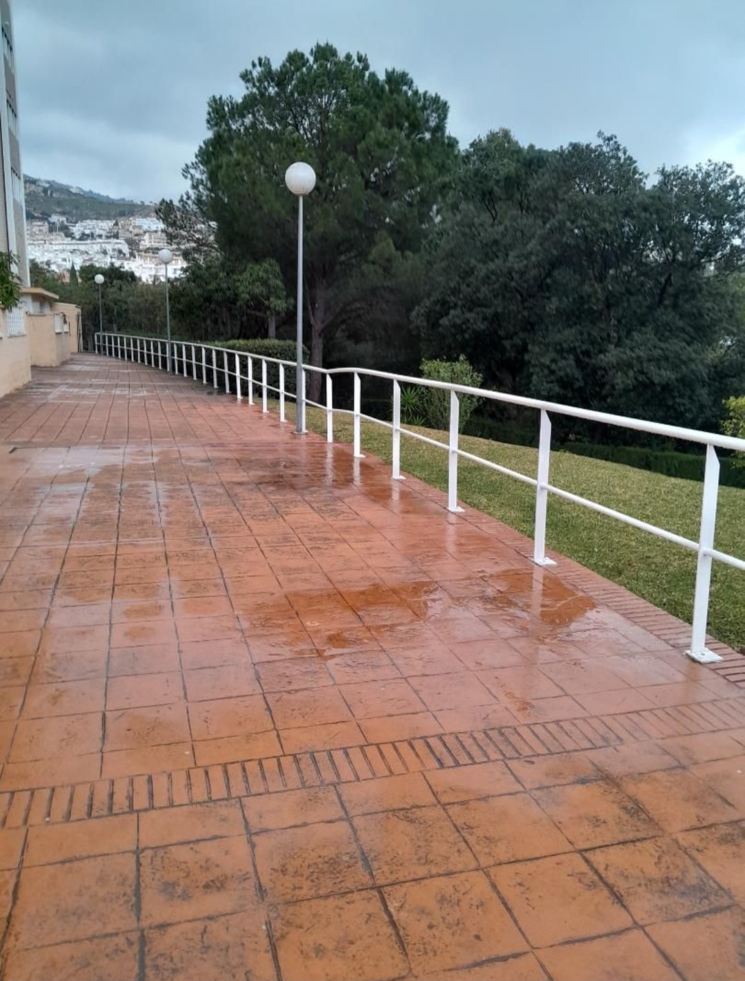 Vivienda en urbanización privada con piscina, garaje y excelentes vistas al mar y montaña