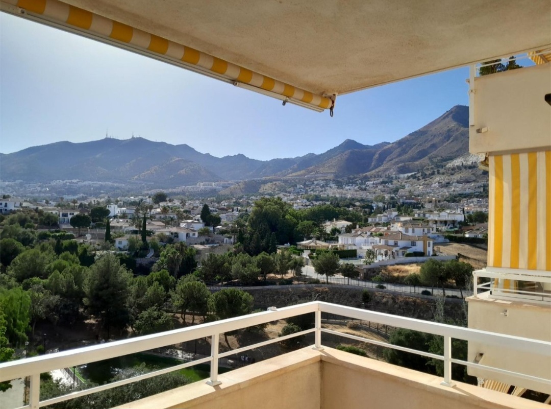 Vivienda en urbanización privada con piscina, garaje y excelentes vistas al mar y montaña