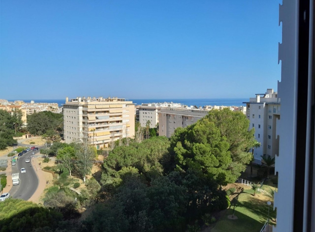 Vivienda en urbanización privada con piscina, garaje y excelentes vistas al mar y montaña