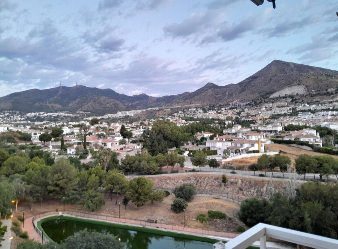 Vivienda en urbanización privada con piscina, garaje y excelentes vistas al mar y montaña