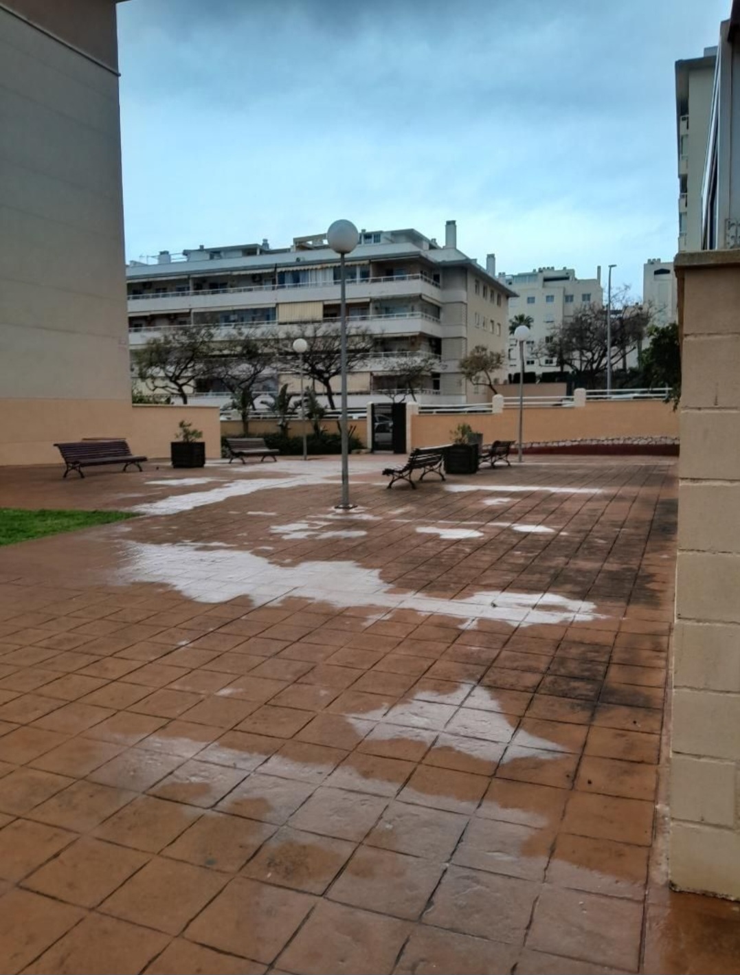Vivienda en urbanización privada con piscina, garaje y excelentes vistas al mar y montaña